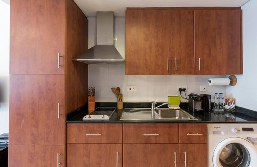Jumeirah Lake Towers Apartment | GuestReady - Studio | Lake view