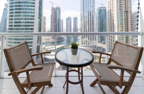 Jumeirah Lake Towers Apartment | GuestReady - Studio | Lake view