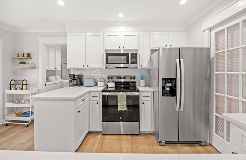 West Ashley House | Hidden Gem Close to Downtown & Beaches, 8 Guests