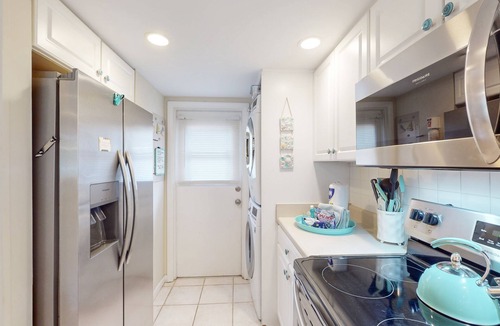 Hilton Head Island Condo | Hilton Head Cabanas condo with patio & on-site pool - walk to beach & Coligny