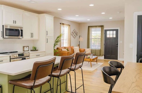 Columbia House | Historic 4 BDRM Duplex | Sleeps 10! Walkable to DT