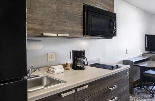 Seven Hills House | Homey Room with Kitchen Near Mandalay Bay Convention Center | Pet-Friendly
