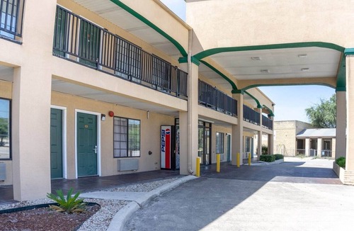 San Antonio Apartment | King Bed | Non Smoking