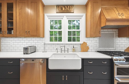 Lakeside Cottage | Lakeside Home Walking Distance To Association Beach!