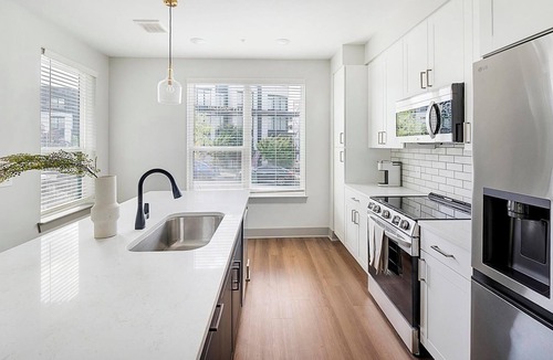 Edgehill Apartment | Landing | Amazing 2BD, Gym, Courtyard