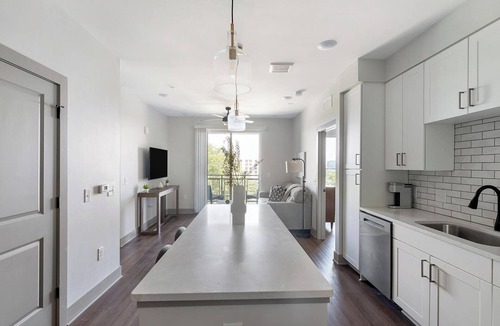 Edgehill Apartment | Landing | Modern 2BD, Gym, Courtyard