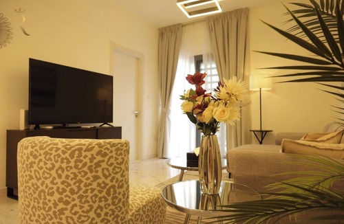Al Raha Beach Apartment | Lavish 2BR Getaway w/Pool, Gym & WiFi - Al Raha