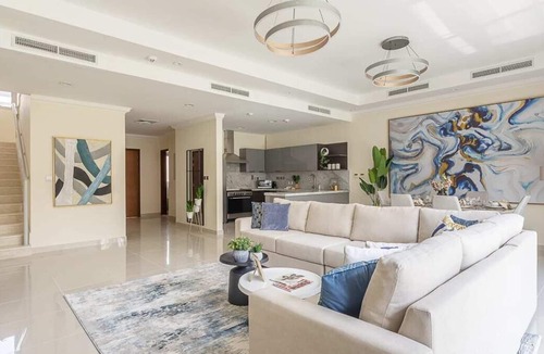 Jumeirah Village Villa | Lavish 3BR Villa with Backyard in JVC - Sleeps 7!