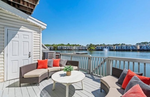 North Charleston House | Live on the Water! Lake Palmetto Palm w/Patio - 10Min to Downtown & Beaches