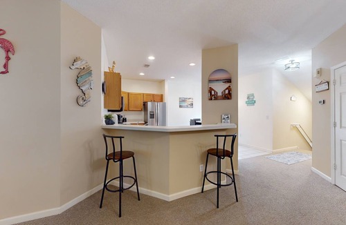 Red Hill Condo | Lovely condo with screened-in porch, WiFi, W/D, shared pool & hot tub