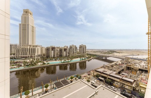 Dubai Apartment | Luxe 1-Bedroom Elegance in Palace Residences