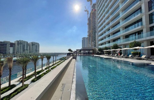 Dubai Apartment | Luxe 1-Bedroom Elegance in Palace Residences