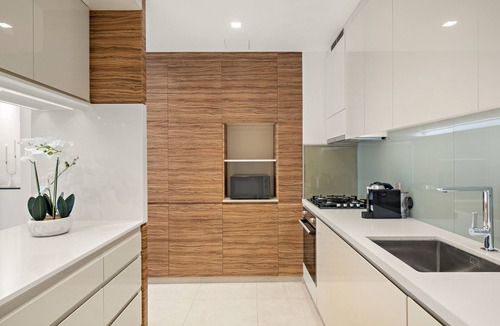 Jumeirah Lake Towers Apartment | Luxurious 1 BD in JLT with Modern Amenities