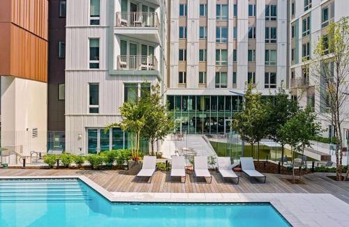 East Cambridge Apartment | Luxury 2BR Apartment with Pool, Balcony & Parking