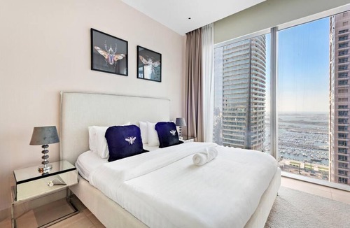 Dubai Marina Apartment | Luxury 2BR with Marina Views Near Dining Shopping Attractions & Beaches