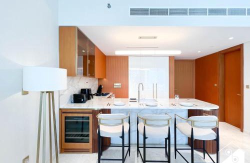 Palm Jumeirah Apartment | Luxury Beachfront 1BR on Palm Jumeirah & Balcony