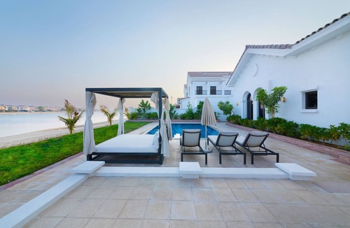 Palm Jumeirah Villa | Luxury Villa w/Dramatic Vw Private Beach & Pool