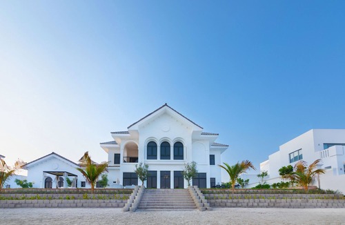 Palm Jumeirah Villa | Luxury Villa w/Dramatic Vw Private Beach & Pool