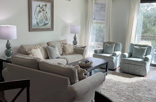 Harbour Town Condo | Mariner’s Way Retreat-Steps from Lighthouse & Harbour Town pool pass provided