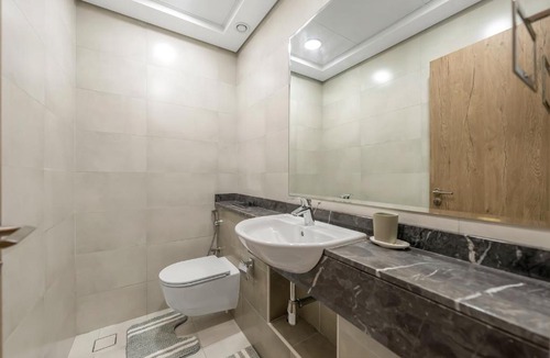 Business Bay Apartment | Modern 1BR Near Burj Khalifa with Rooftop Pool, City & Canal Views, Free Parking