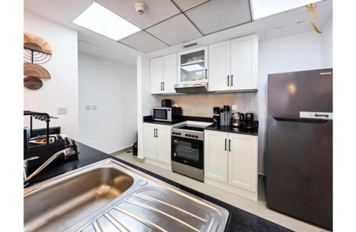 Abu Dhabi Apartment | Modern 1BR - Poolside & Gym Retreat