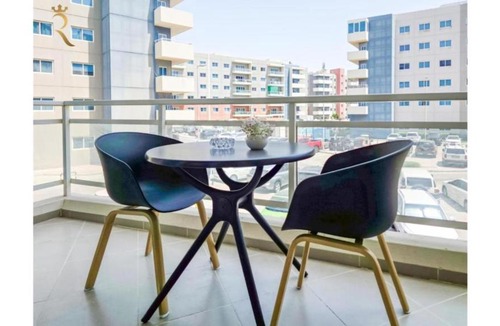 Abu Dhabi Apartment | Modern 1BR - Poolside & Gym Retreat