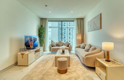 Dubai Apartment | Modern 1BR Retreat Creek Vistas