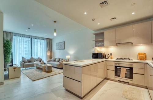 Dubai Apartment | Modern 1BR Retreat Creek Vistas