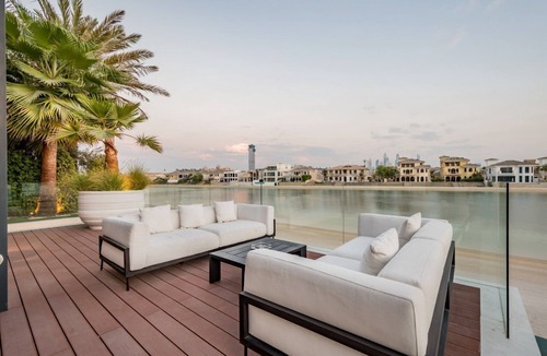 Palm Jumeirah Villa | Modern 4-Bedroom Villa on Palm Jumeirah, with gym and 2 maid's rooms