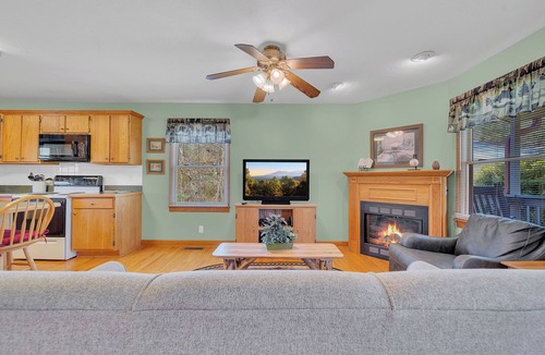 Pigeon Forge Cabin | Mountain Views | Hot Tub | Jacuzzi | Wi-Fi