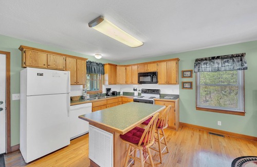 Pigeon Forge Cabin | Mountain Views | Hot Tub | Jacuzzi | Wi-Fi