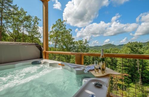 Pigeon Forge Ski Chalet | New/3 King Suites/Sleeps12/View/5 mi to PF/Hot tub