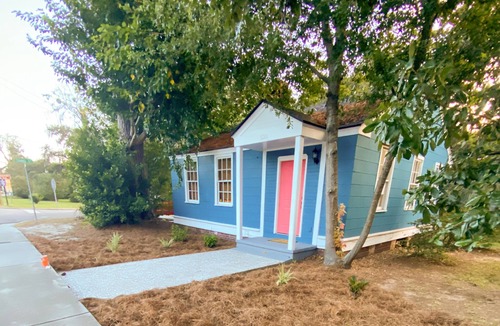 Beaufort House | New - Flirty Flamingo Bungalow - close to downtown