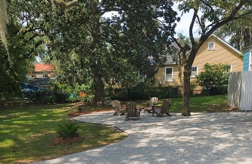 Beaufort House | New - Flirty Flamingo Bungalow - close to downtown