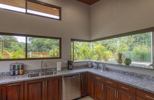 Dominical House | New Luxury Home, private pool! 300 steps to beach, 8 min. walk to bars & dining