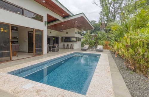 Dominical House | New Luxury Home, private pool! 300 steps to beach, 8 min. walk to bars & dining