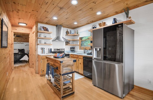 Morganton Cabin | *NEW* Modern Rustic Cabin w/AMAZING views! Hot Tub, 2 King Suites, Pet Friendly