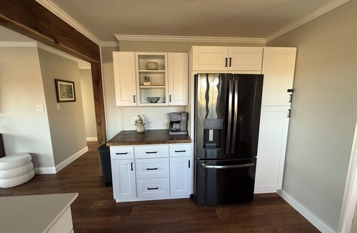 Anna House | Pa’s House is an enjoyable, entirely remodeled, 2-bedroom farmhouse near Anna.