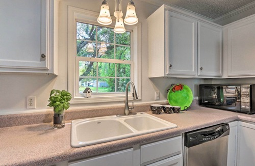 Olde Town Cottage | Patio & Gas Grill: Charming Bluffton Escape!