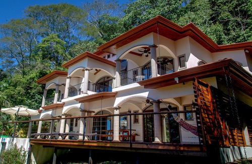 Dominical Villa | Perfect Location, Walk to Beach, Infinity Pool, Luxury Decor, Fast Free Wifi!