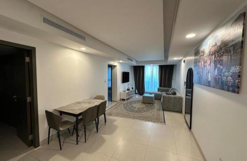 Al Ghubrah Ash Shamaliyyah Apartment | Pinnacle Row Panoramic 2BR Oasis