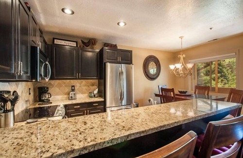 North Park City Condo | Platinum Rated 2BR Sleeps 7/8 Walk to the Slopes, Downtown. Location,Location!