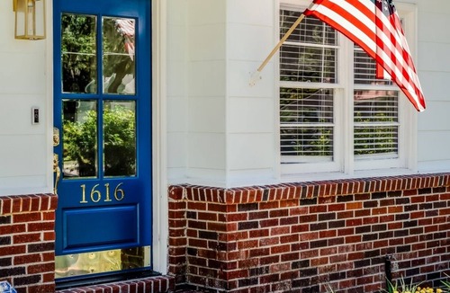 Port Royal House | Port Of The Royal - 2 Minutes from Parris Island, 5 Minute WALK to Restaurants.