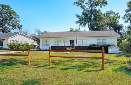 Port Royal House | Port Of The Royal - 2 Minutes from Parris Island, 5 Minute WALK to Restaurants.