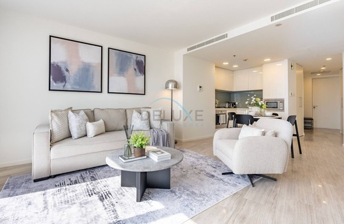 Jadaf Apartment | Prime Creekside 1BR on the Top Floor with Harbour Views