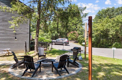 Pigeon Forge Condo | Prime Location・Pet Friendly・Pool・Grill・Sleeps 8