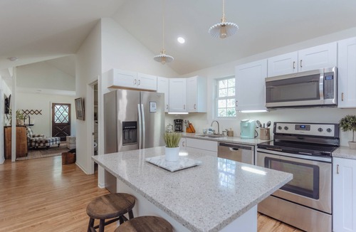 Lakeside House | Pro Designer Cottage, 4/10 Mile to New Circle Beach
