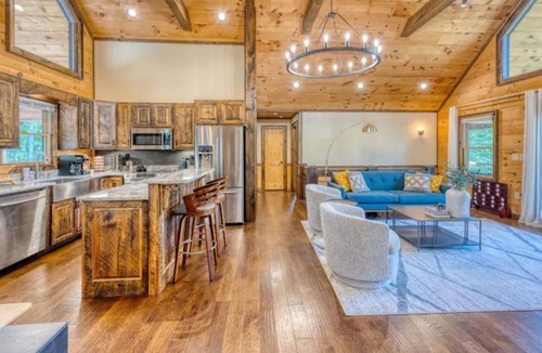 Morganton Cabin | Relax in Style w/3 Master Suites, Game Rm, Hot Tub, Fire pit, Sauna & More!