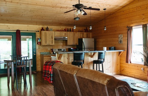 Carbondale Cabin | Romantic Cabin w/Hot Tub Near Carbondale