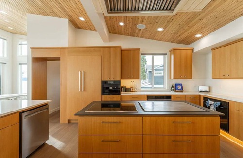 Rollingbay House | Royal Beacon: Tranquil Waterfront Retreat